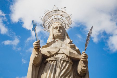 Téléchargez les photos : Santa Cruz, Brésil - 12 mars 2021 : La plus grande statue catholique au monde, la statue de Santa Rita de Cassia, haute de 56 mètres, située dans les arrière-pays du nord-est. - en image libre de droit