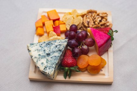Téléchargez les photos : Délicieuse variété de fromages. fromages - en image libre de droit