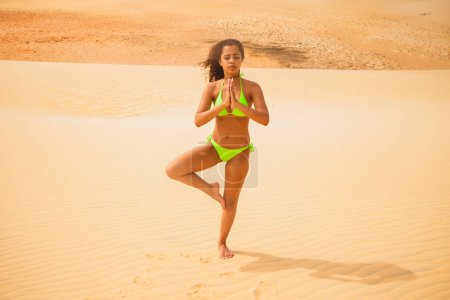 Foto de Mujer afro meditando en el desierto - Imagen libre de derechos
