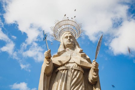 Téléchargez les photos : Santa Cruz, Brésil - 12 mars 2021 : La plus grande statue catholique au monde, la statue de Santa Rita de Cassia, haute de 56 mètres, située dans les arrière-pays du nord-est. - en image libre de droit