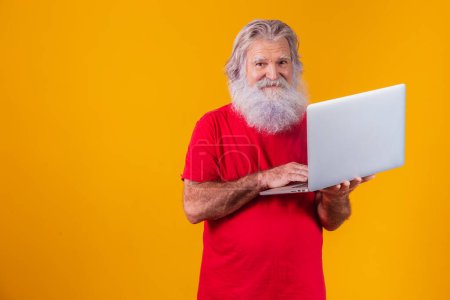 Téléchargez les photos : Homme âgé travaillant avec un ordinateur portable. - en image libre de droit