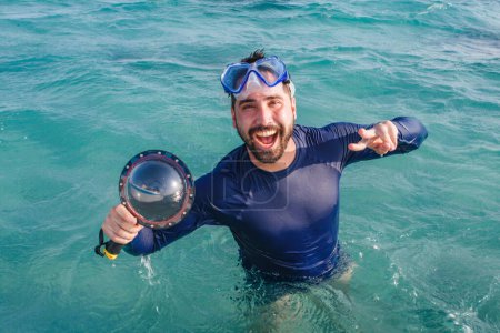 Téléchargez les photos : Photo de jeune garçon en vacances avec des lunettes de natation dans la mer. homme en vacances profiter de l'océan - en image libre de droit