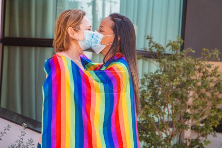 Foto de Pareja lesbiana con bandera lgbt. Un par de novias enamoradas. día de San Valentín - Imagen libre de derechos
