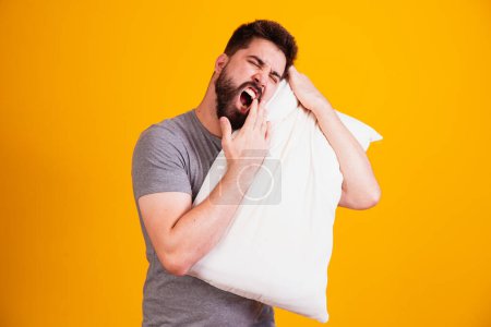 Foto de Hombre cansado con almohada sobre fondo de color. Concepto de privación del sueño - Imagen libre de derechos