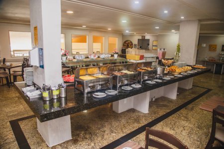 Foto de Desayuno en el hotel con fruta y banquetes - Imagen libre de derechos