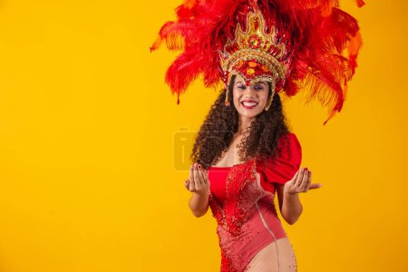 Téléchargez les photos : Femme en robe de carnaval vous appelant à la fête - en image libre de droit
