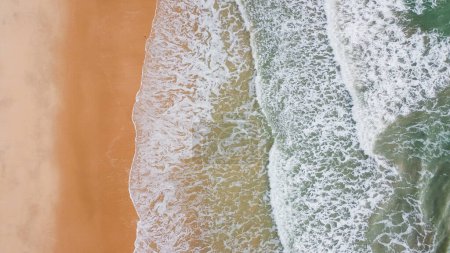 Téléchargez les photos : Vague de la mer sur la plage de sable - en image libre de droit