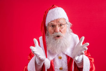 Téléchargez les photos : Joyeux Noël et bonnes vacances ! Le Père Noël souffle la neige
. - en image libre de droit