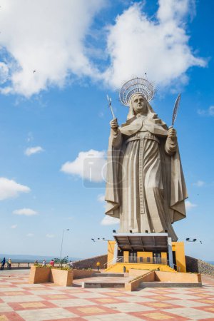 Foto de Santa Cruz, Brasil - 12 de marzo de 2021: La estatua católica más grande del mundo, la estatua de Santa Rita de Cassia, de 56 metros de altura, ubicada en los fondos del noreste. - Imagen libre de derechos