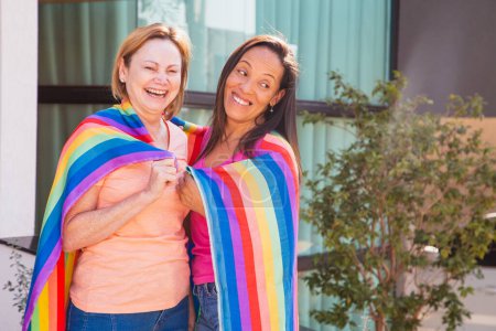 Téléchargez les photos : LGBT Lesbiennes couple amour moments bonheur concept - en image libre de droit
