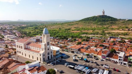 Téléchargez les photos : Santa Cruz, Brésil - 12 mars 2021 : Image aérienne de l'église paroissiale de Santa Rita de Cassia. - en image libre de droit