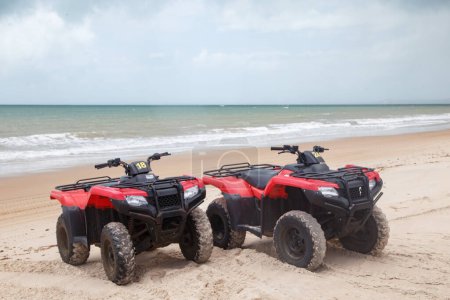 Téléchargez les photos : Quadricycles près de la plage - en image libre de droit