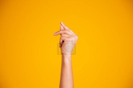 Téléchargez les photos : Afro femme claquer ses doigts. - en image libre de droit
