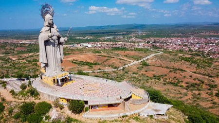 Téléchargez les photos : Santa Cruz, Brésil - 12 mars 2021 : La plus grande statue catholique au monde, la statue de Santa Rita de Cassia - en image libre de droit