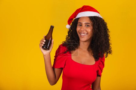 Téléchargez les photos : Afro femme avec bouteille de bière - en image libre de droit