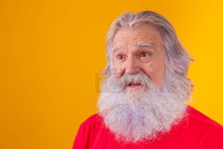 Téléchargez les photos : Gros plan d'un homme barbu caucasien âgé sur fond jaune. - en image libre de droit