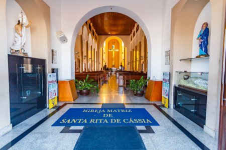 Téléchargez les photos : Santa Cruz, Brésil - 12 mars 2021 : Image à l'intérieur de l'église paroissiale de Santa Rita de Cassia - en image libre de droit