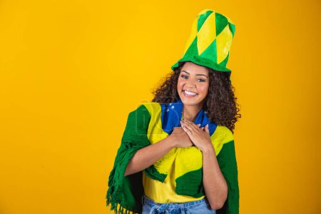 Téléchargez les photos : Femme afro avec la main sur le cœur avec signe de gratitude et patriote. Le 7 septembre. Indépendance du Brésil. - en image libre de droit
