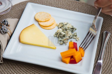 Foto de Placa de queso con variedad de aperitivos en la mesa
. - Imagen libre de derechos
