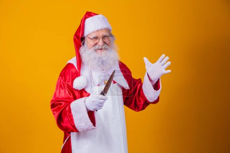 Foto de Papá Noel sosteniendo un cuchillo. Malvado concepto de Santa Claus. Asesinato.
. - Imagen libre de derechos