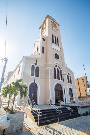 Foto de Santa Cruz, Brasil - 12 de marzo de 2021: Imagen aérea de la iglesia parroquial de Santa Rita de Cassia. - Imagen libre de derechos