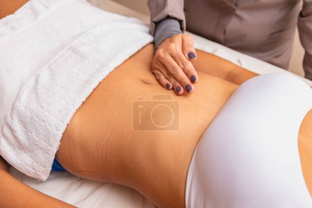 Foto de Masaje relajante y masaje de modelado, drenaje linfático, procedimientos hechos a mano y estéticos - Imagen libre de derechos