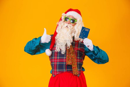 Téléchargez les photos : Père Noël tenant le passeport brésilien - en image libre de droit