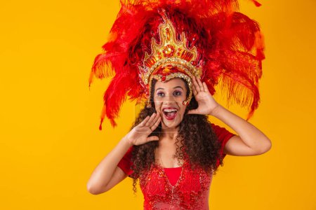 Téléchargez les photos : Jeune danseuse brésilienne africaine de samba habillée pour le carnaval - en image libre de droit