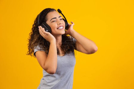 Téléchargez les photos : Femme excitée écoutant de la musique sur écouteurs. - en image libre de droit