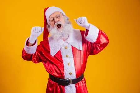 Téléchargez les photos : Père Noël endormi avec fond jaune, portant des lunettes et un chapeau. Somnolent Père Noël. - en image libre de droit