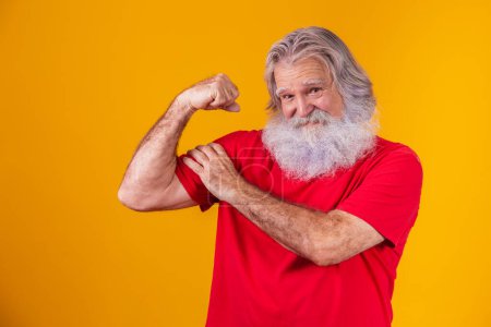 Téléchargez les photos : Vieil homme à la longue barbe blanche montrant sa force avec ses bras - en image libre de droit