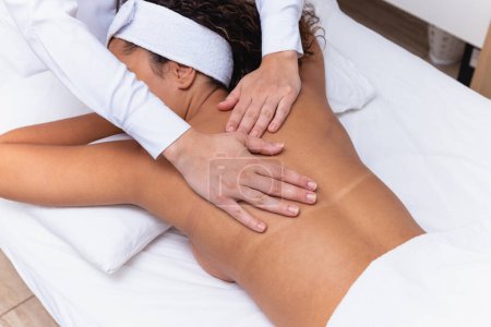 Téléchargez les photos : Jeune femme faisant massage spa - en image libre de droit