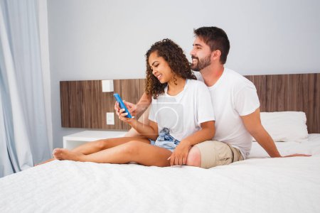 Téléchargez les photos : Couple d'amoureux dans une chambre d'hôtel ou de motel. Saint Valentin - en image libre de droit