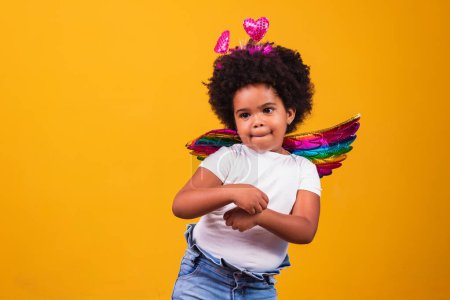 Foto de Adorable afro chica vestida con traje de colores sobre fondo amarillo. Día de los Niños. afro chica con traje - Imagen libre de derechos