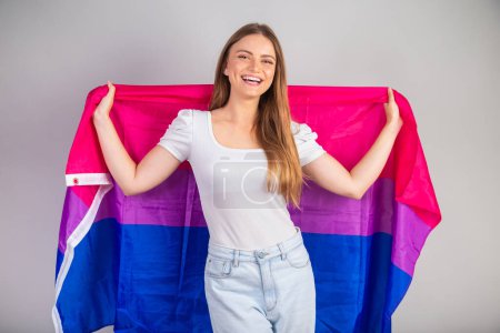 Foto de Mujer brasileña rubia con bandera bisexual LGBT - Imagen libre de derechos