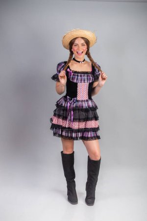 Foto de Mujer brasileña rubia con ropa de campo, sertanejo. retrato vertical. - Imagen libre de derechos