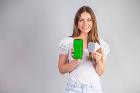 Foto de Mujer brasileña rubia mostrando teléfonos inteligentes y tarjetas de crédito. - Imagen libre de derechos