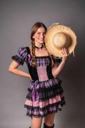 Foto de Mujer brasileña rubia, ropa de fiesta de junio, comparecencia. retrato vertical. - Imagen libre de derechos