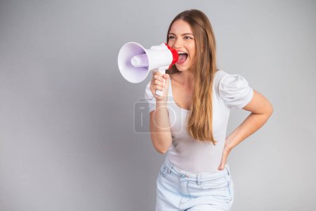 Téléchargez les photos : Blonde Brésilienne tenant un mégaphone, annonçant une promotion. - en image libre de droit