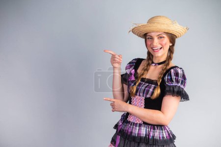 Foto de Mujer brasileña rubia, ropa de fiesta de junio, comparecencia. mostrar un anuncio en un lado, espacio publicitario. - Imagen libre de derechos