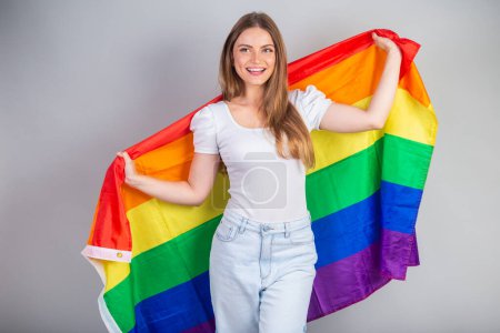 Foto de Mujer brasileña rubia con bandera LGBT - Imagen libre de derechos