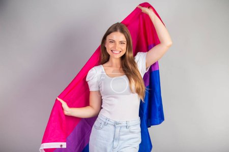Téléchargez les photos : Femme brésilienne blonde avec drapeau bisexuel LGBT - en image libre de droit