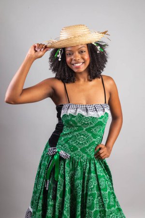 Téléchargez les photos : Portrait vertical, femme brésilienne noire en habits de fête junina. Saint John's festival. - en image libre de droit