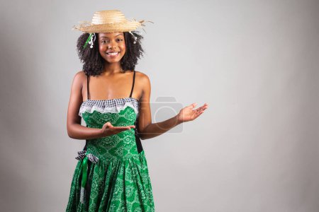Téléchargez les photos : Portrait, femme brésilienne noire en habits de fête junina. Le festival de Saint John. publicité et publicité - en image libre de droit