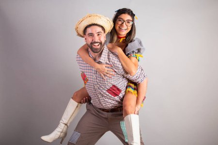 Téléchargez les photos : Couple brésilien vêtu de vêtements de fête junina, fête de So Joo jouer ensemble. - en image libre de droit