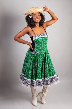 Foto de Vertical portrait, black Brazilian woman in festa junina clothes. Festival de San Juan. - Imagen libre de derechos