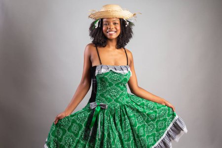 Téléchargez les photos : Portrait horizontal, femme brésilienne noire en habits de fête junina. Saint John's festival. - en image libre de droit