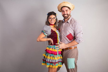 Téléchargez les photos : Couple brésilien habillé dans les vêtements de la fête junina, fête de So Joo rencontres et baisers. - en image libre de droit