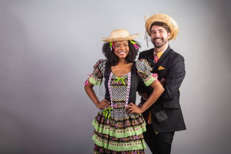 Foto de Retrato, pareja brasileña en ropa de fiesta junina. Festival de San Juan. abrazado. - Imagen libre de derechos