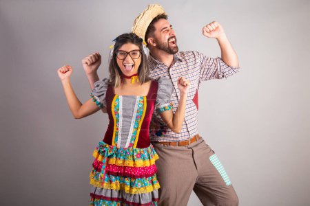 Téléchargez les photos : Couple brésilien vêtu de vêtements de fête junina, fête de danse So Joo. - en image libre de droit